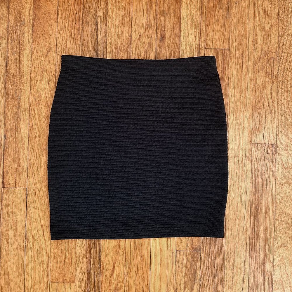 H&M Black Textured Bodycon Mini Skirt - Picture 3 of 4